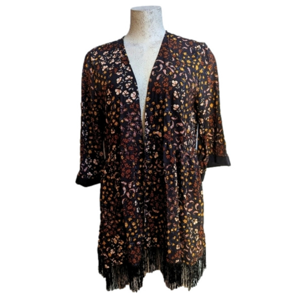 Floral kimono with black fringe, floral pattern womens size M, NWT - Picture 2 of 14